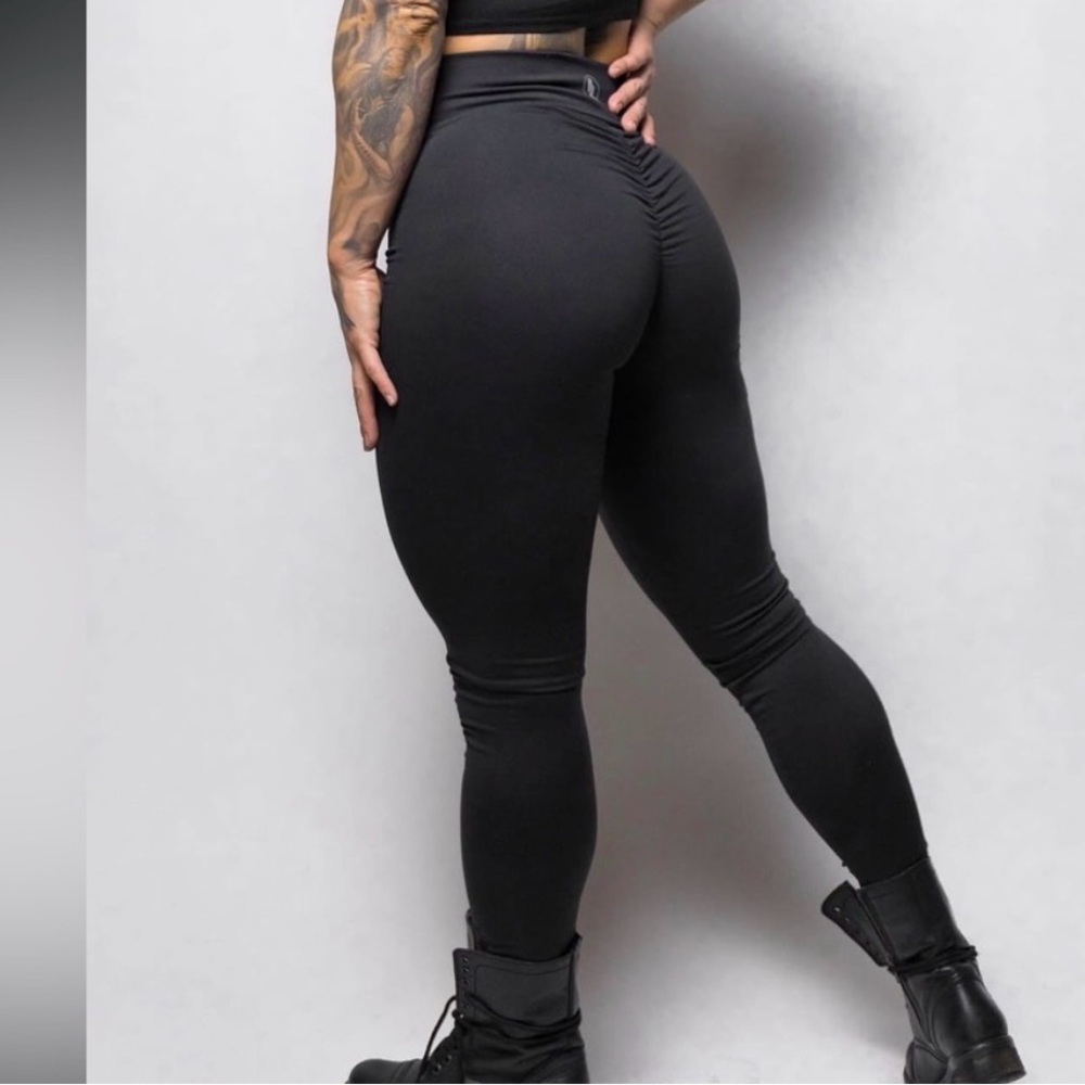 Celestial Bodiez Black booty scrunch leggings with pockets on side thigh